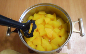  " ></li>
<li>Într-un blender, reconectați pulpa de dovleac, zahărul, laptele și zahărul vanilat. <img src="/wp-content/uploads/images/molochno-tikvennij_koktejl_foo_3.png"alt=