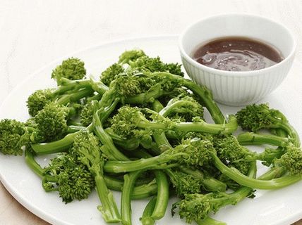 Foto broccoli de varză tânără cu sos de stridii