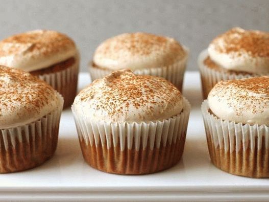 Foto cu cupcakes-ul cu morcovi în glazură de bezea cu zahăr de nucă de cocos