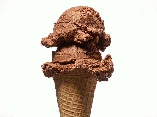 Foto cu înghețată de ciocolată neagră