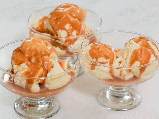 Înghețată de fructe pasiune cu sos de caramel de rom-vanilie