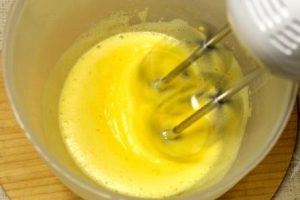  " ></li>
<li>Bateți conținutul tigaiei cu un mixer, răciți și încărcați într-o mașină de înghețată sau un congelator obișnuit, expuse anterior în matrițe frumoase.  Dați înghețată înghețați și bucurați-vă.  <img src="/wp-content/uploads/images/morozhenoe_iz_varenoj_sgushenki_foo_4.jpg"alt=