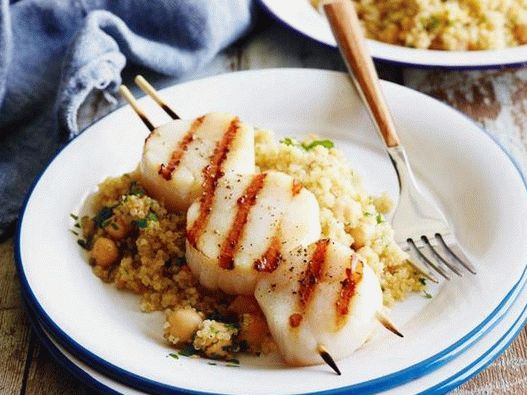 Fotografie de căpșuni la grătar cu quinoa portocalie