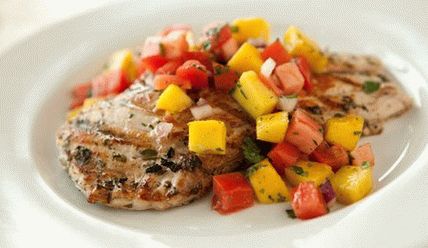 Fotografie de coajă de mare la grătar cu salsa de fructe proaspete