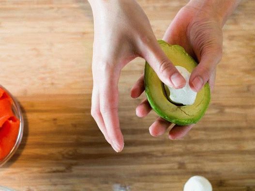 Umpleți avocado cu brânză de caș