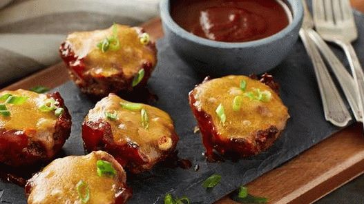 Foto briose cu carne cu brânză și sos de grătar