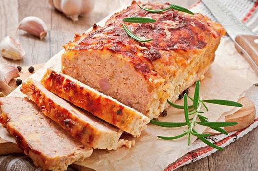 Foto cu pâine cu carne de curcan cu brânză și slănină