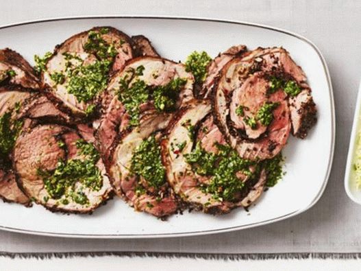 Rolă de carne de miel umplută cu măsline cu salsa verde
