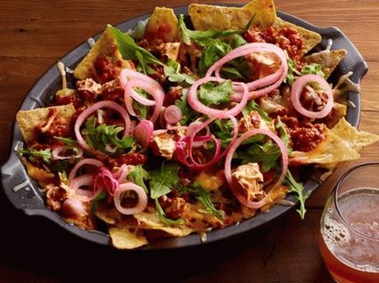 Fotografia lui Nachos cu tocană picantă de carne și ceapă murată