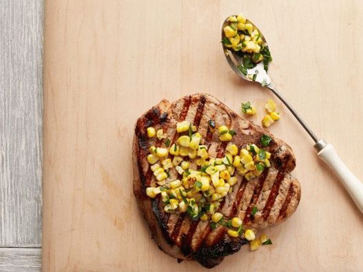 Foto Cutite de porc naturale marinate în iaurt cu aperitiv de porumb
