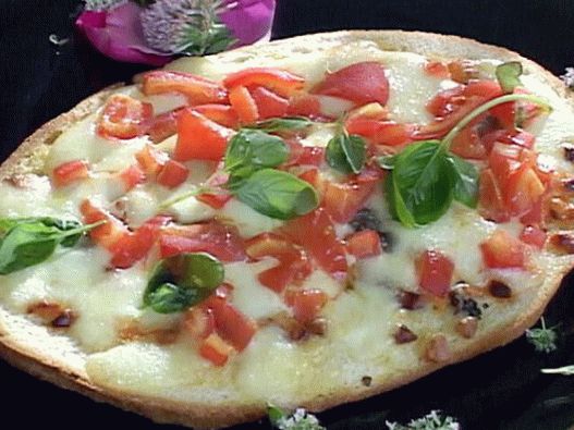 Foto de pizza napolitane cu piure de roșii