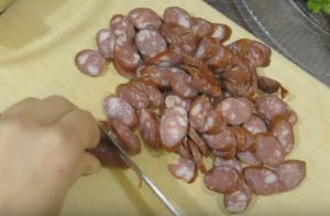 Salată germană de cartofi cu cârnați de vânătoare - 3