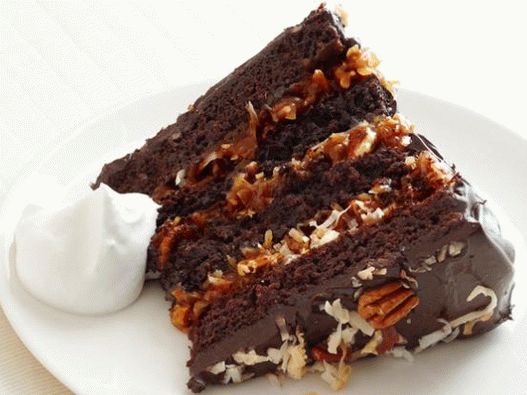 Foto prăjitură de ciocolată germană cu nucă de cocos și glazură