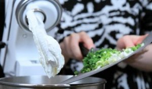  " ></li>
<li>Bateti albusurile de ou separat pana la varfuri moi. </li>
<li>Încălziți gelatina înmuiată în cuptorul cu microunde în 10 secunde, se toarnă în masa de brânză, biciuind constant. </li>
<li>De trei ori, adăugați proteine ​​biciuite în masa brânzei.  <img src="/wp-content/uploads/images/nesladkij_chizkejk_s_fetoj_i_lukom_foo_4.jpg"alt=
