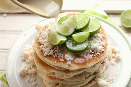 Clătite de taro foto delicate cu sirop de nucă de cocos