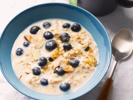 Foto Night Oatmeal: terci de ovăz cu migdale de afine fără gătit