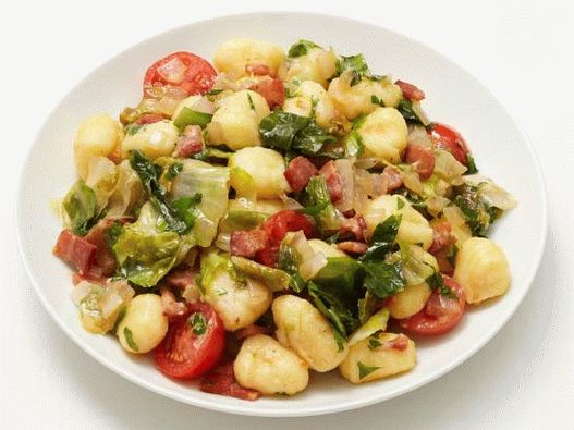 Foto de gnocchi prăjit cu salată de slănină și escariol