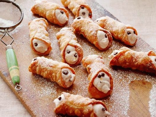 Rulouri de cannoli cu ricotta și chipsuri de ciocolată acasă