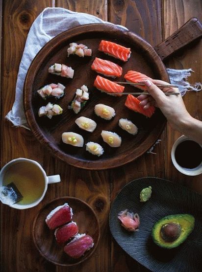 Fotografie în stil japonez prânz asortat: pui la grătar, carne de vită și ton