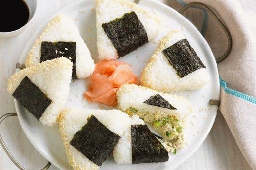 Fotografia lui Onigiri cu ton (bile japoneze de orez)