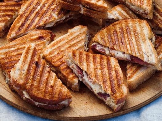 Foto cu farfuria - Panini cu slănină afumată