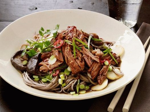 Foto cu farfuria - Carnea de porc într-un aragaz lent cu tăițe din hrișcă asiatică