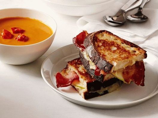 Foto din farfurie - Cremă de supă de roșii coapte și un sandwich de brânză și slănină
