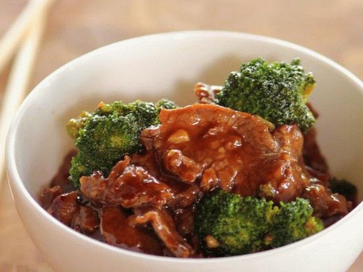 Fotografia felului de mâncare - Friptura cu broccoli, gătită în sos asiatic de stridie