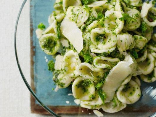 Fotografia felului de mâncare - paste Orecchiette cu pesto rapini