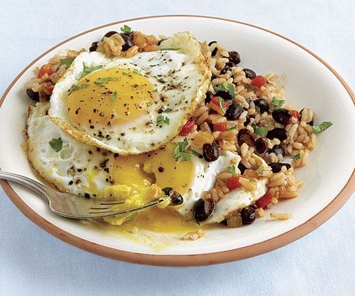 Foto Orez spaniol picant cu ouă prăjite