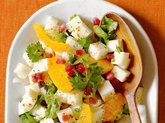 Foto Salată picantă de hikama cu pansament de citrice și rodie