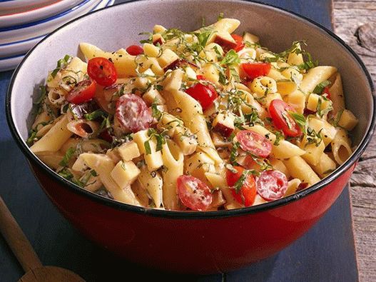 Foto Salată picantă cu paste, gouda afumată, roșii și busuioc