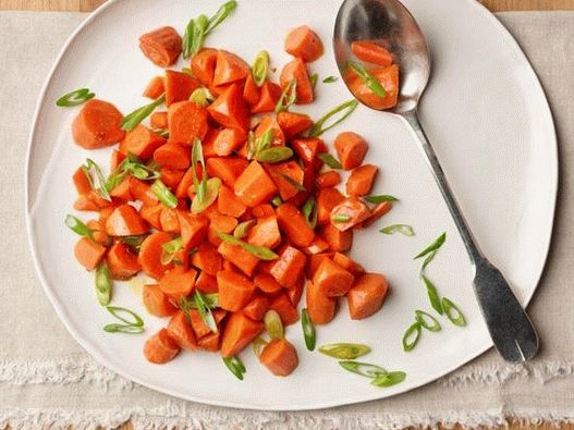 Foto morcovi ascuțiți cu ceapă verde în cuptorul cu microunde