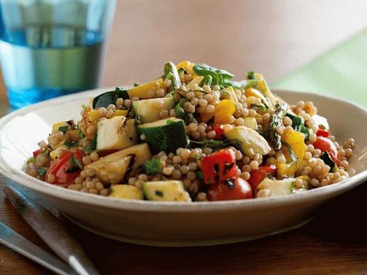 Salată de cuscus israelian și legume la grătar