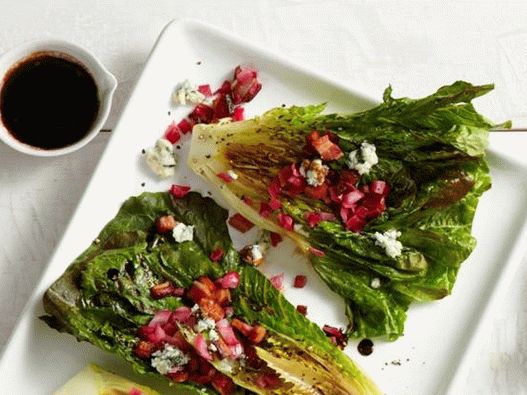 Salată de romaine coapte la grătar cu brânză albastră și slănină