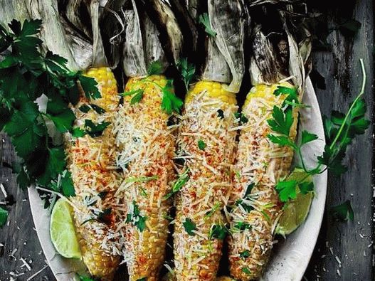 Porumb la grătar cu sos de cilantro pesto
