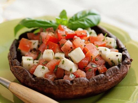 Salată de caprese în căpățâni de ciuperci pe grătar