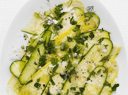 Foto Carpaccio vegetal de dovlecel și dovlecel galben