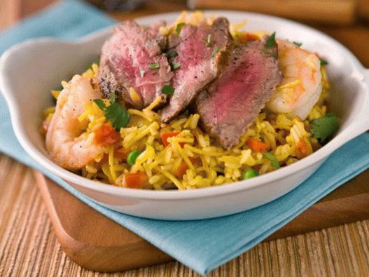 Foto de Paella cu carne și creveți