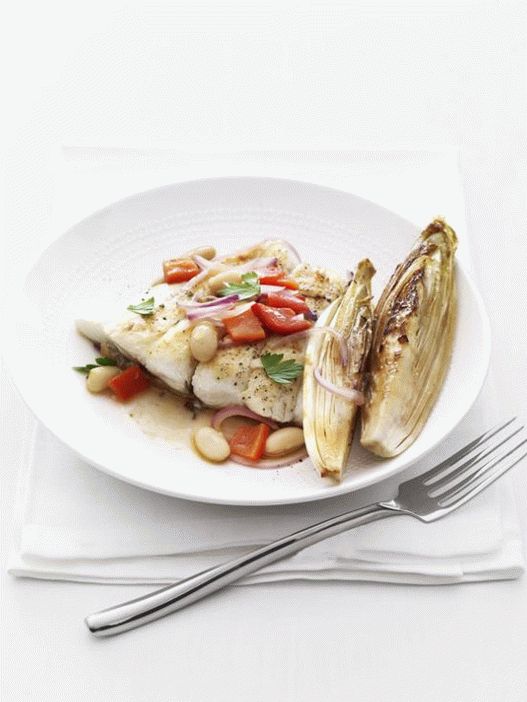 Foto Halibut cu o farfurie laterală cu fasole albă și endive