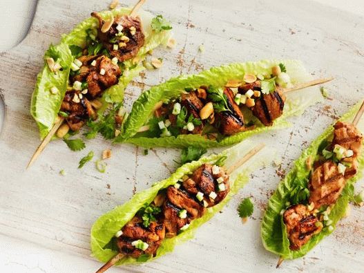 Fotografia unui grătar de carne de porc pan-asiatic într-o marinată de nucă de cocos