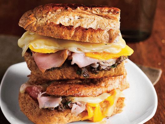 Fotografia focini panini cu brie și brânză prosciutto