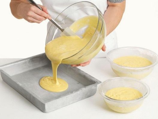 Coaceți cozonacul în forme