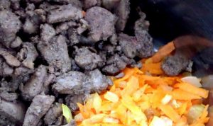  " ></li>
<li>Fierbeți ouăle, separați gălbenușurile pentru pastă.  <img src="/wp-content/uploads/images/pashtet_iz_kurinoj_pecheni_k_zavtraku_foo_4.jpg"alt=