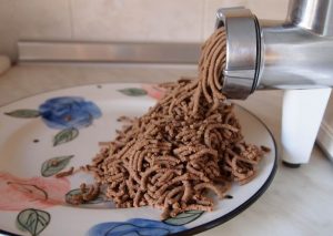  " ></p>
</li>
<li>
<p>Se toarnă vin în ficatul tocat, se amestecă și se adaugă sos mic în care s-a copt ficatul.  Aduceți la un lichid ușor consistență, încercați sarea, pasta este gata.  <img src="/wp-content/uploads/images/pashtet_iz_svinoj_pecheni_s_lukom_foo_8.jpg"alt=