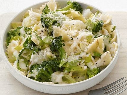 Fotografie cu farfalle de paste cu broccoli și cartofi