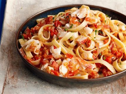 Paste foto Fettuccine cu homari spinoși, roșii și șofran