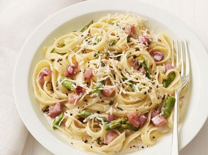 Foto cu Paste Fettuccine cu sparanghel și șuncă de prosciutto