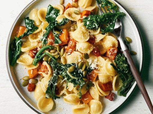 Foto cu pastă de orecchietta cu pancetta, dovleac și broccoli raab
