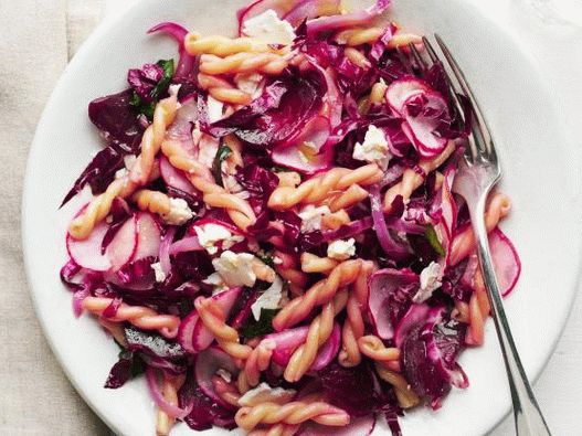 Foto Pasta primavera cu sfeclă, ridichi și radicchio